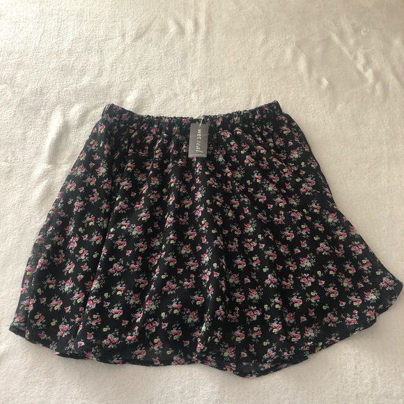 Wet Seal Dresses & Skirts - NWT WET SEAL FLORAL MINI SKIRT SIZE MEDIUM